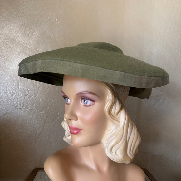DELIGHTFUL 1940s\' SAGE GREEN FELT WIDE BRIM HAT WITH GROSGRAIN EDGING + BOW main image 7